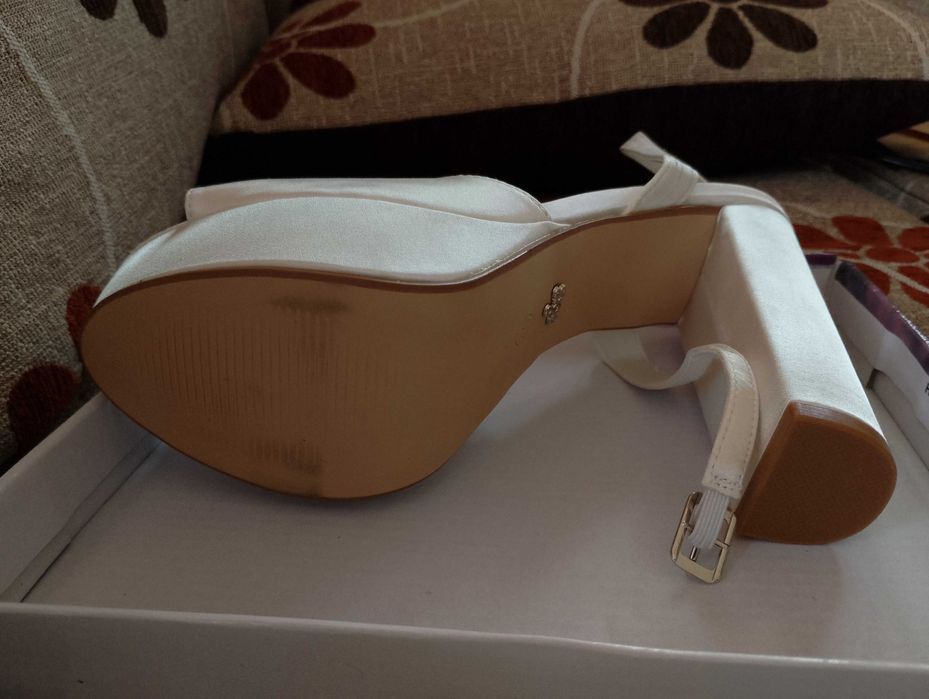 Перлено бели обувки с токчета