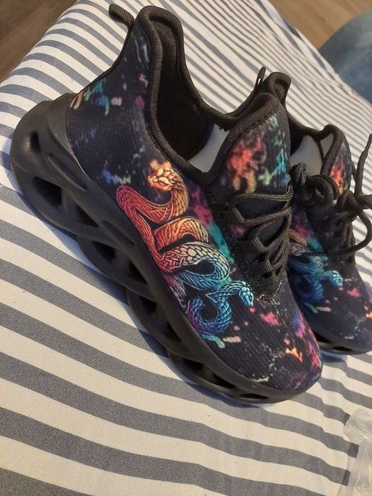 Adidașii pentru bărbați, mărimea 40, sunt noi Cu Modelul 2025