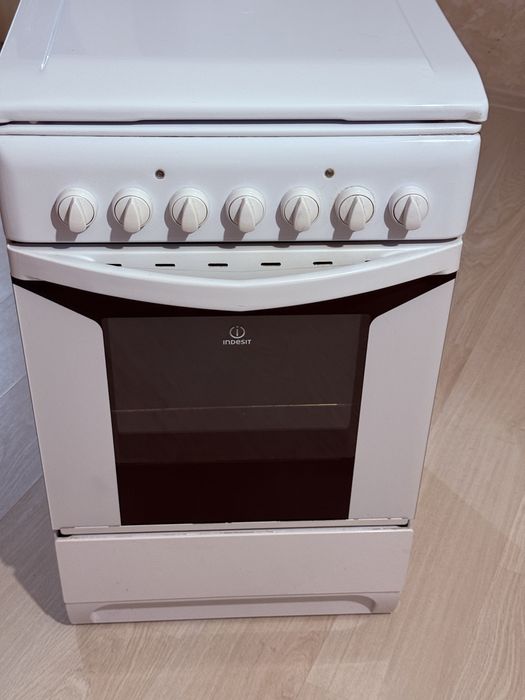 Продаю электро плиту Индезит