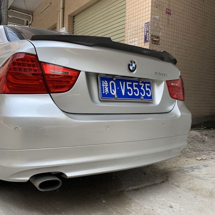 * Negru Lucios ** Eleron Lip Portbagaj BMW E90 E92 F30 F10 F32 F36