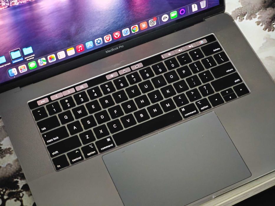 MacBook Pro 15 2018, 32ram, i7, 512gb, touchbar, Radeon Pro 555x, retina, laptop apple
