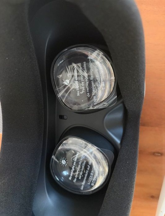 Meta Quest 2 VR очила + контролери + калъф – като нови