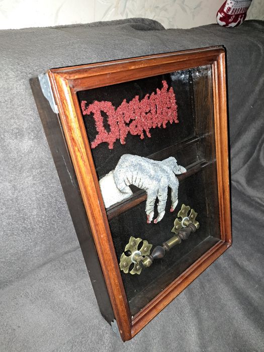 Caseta Dracula cu lumina in interior