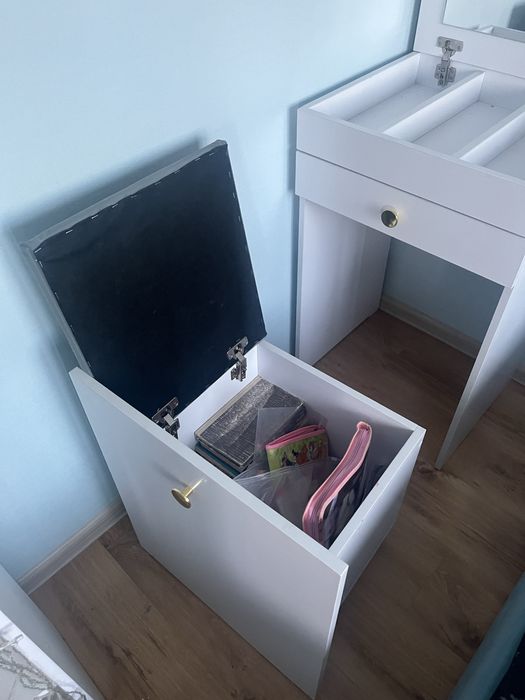 Косметический столик