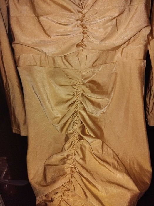 Rochie aurie de seara este noua