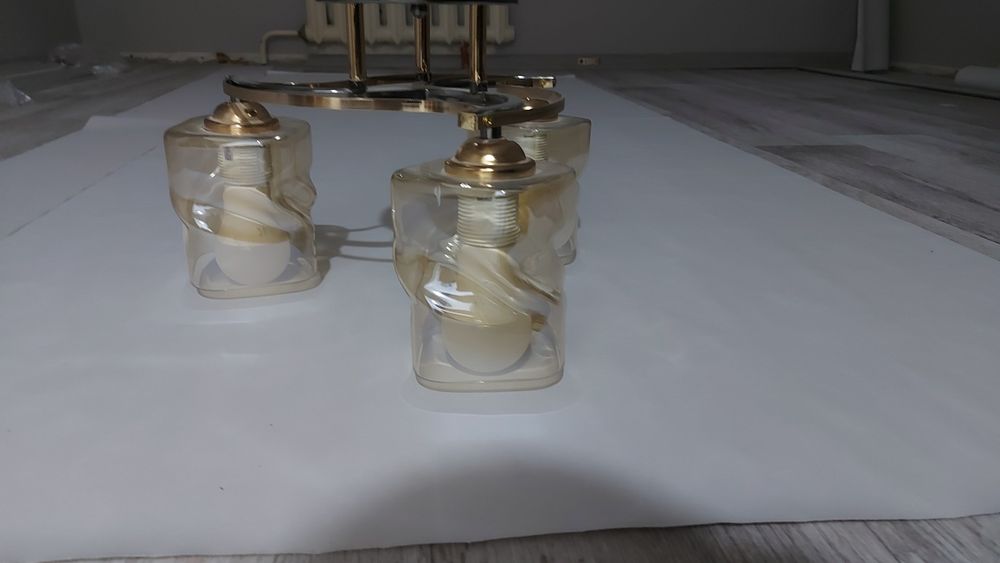 Продам люстру яркою