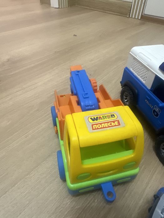 Игрушки разные.