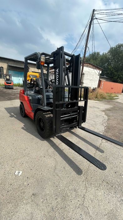 Вилочный погрузчик (кара)