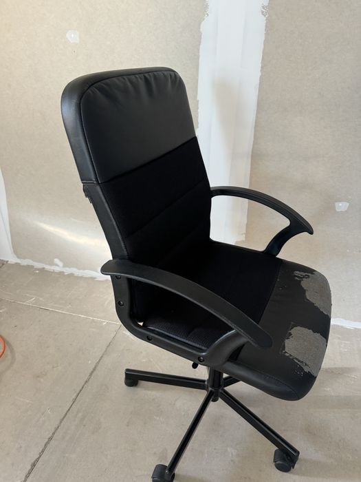 Офис стол черен.