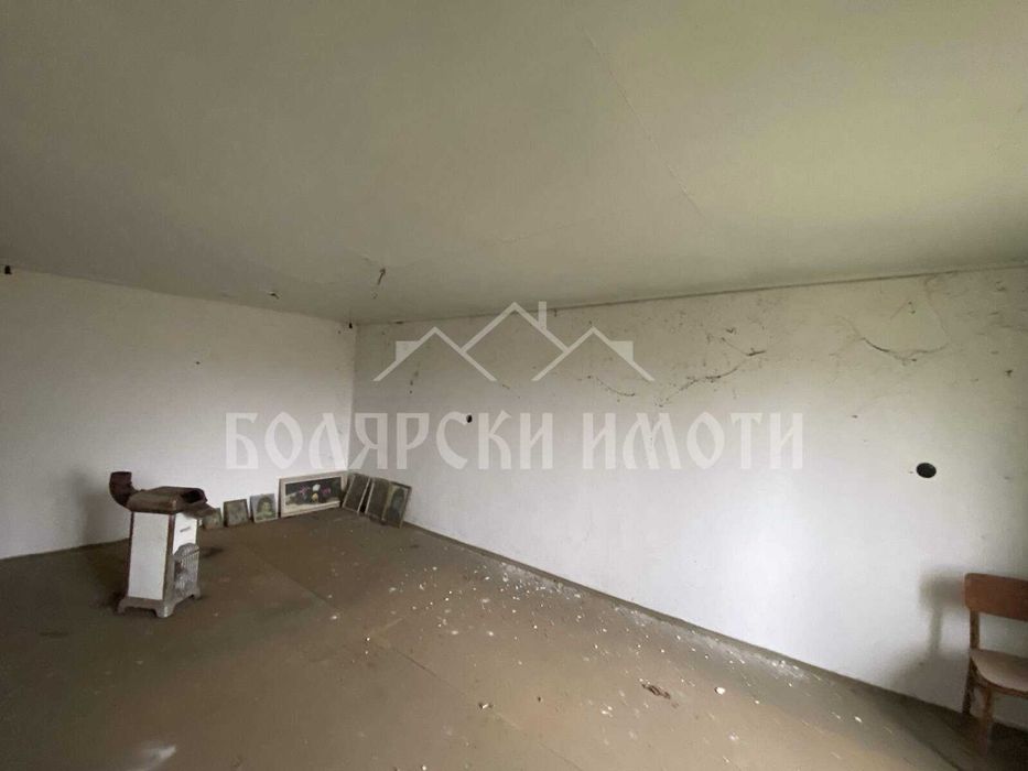 Двуетажна къща за ремонт в село Обединение