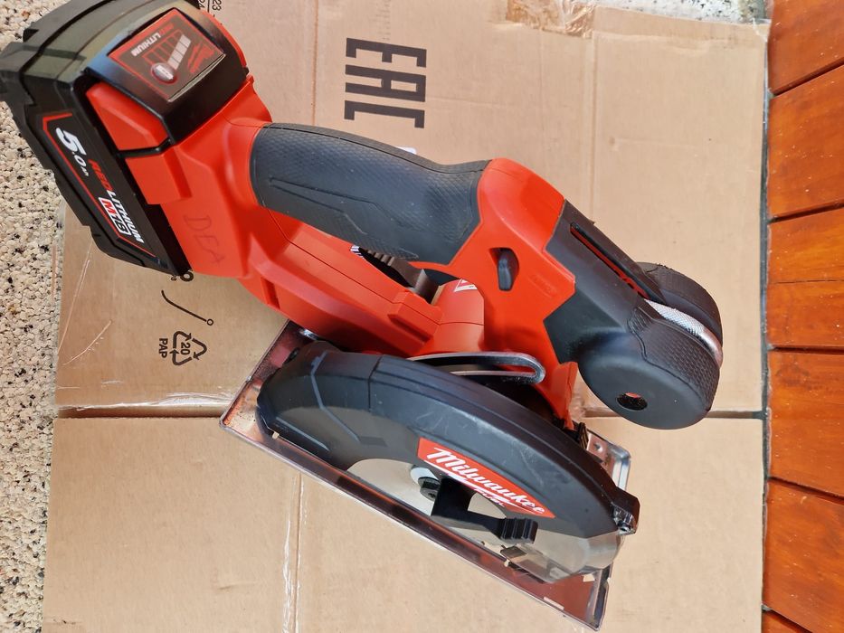 Milwaukee circular pe  acumulatori