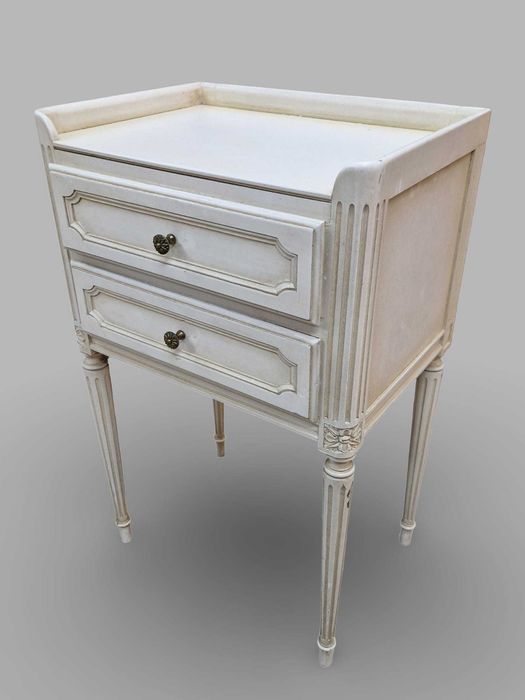 Два броя елегантни винтидж нощни шкафчета масив