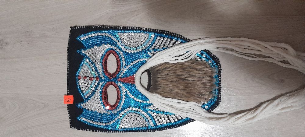 Кукерски маски с пайети