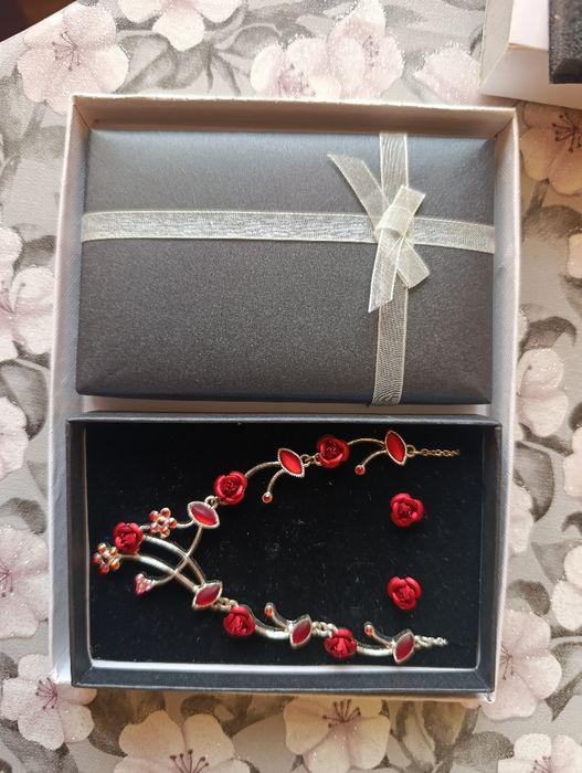 Колиета от Avon нови