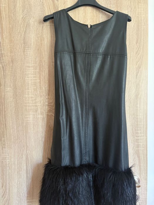 Кожена черна рокля с пух