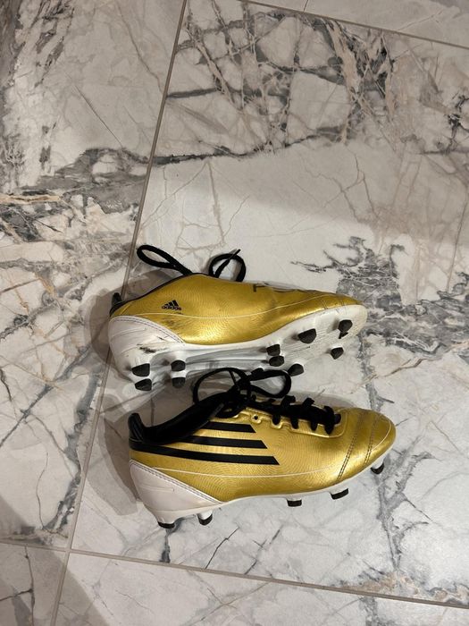 Бутони маратонки за футбол Адидас