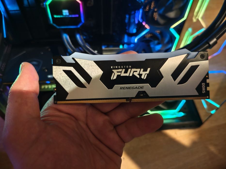 Vând/schimb plăcută 16 GB RAM perfect funcțională rgb fury 6400 mhz ddr5