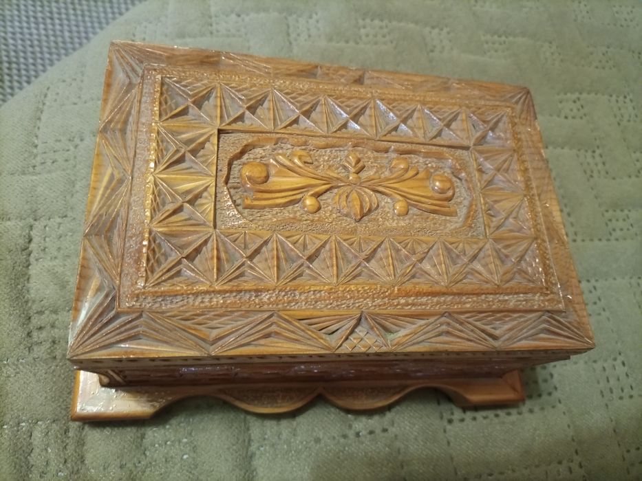 Шкатулка резная деревянная 20см