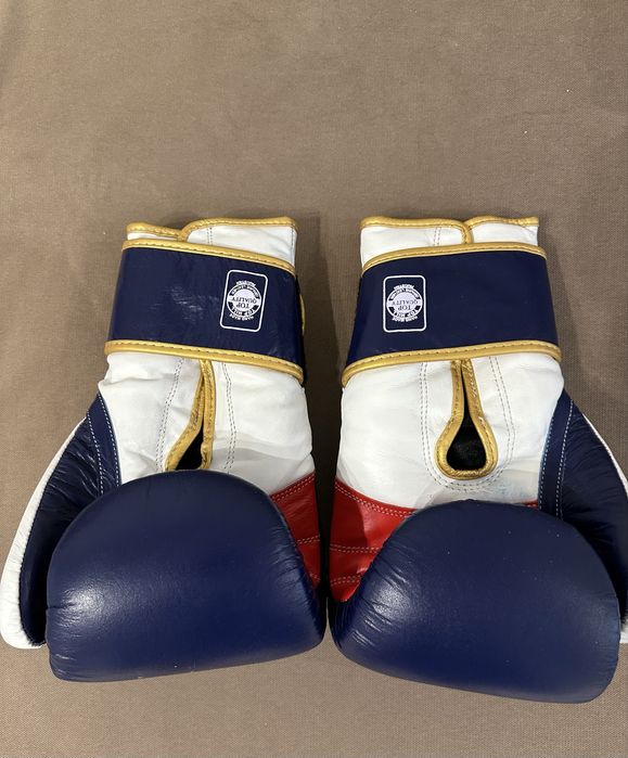 Боксерские перчатки