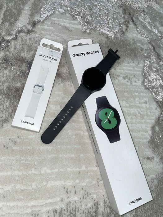 Продам часы со сменным новым белым ремешком