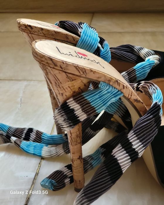 Продам женские босоножки на платформе