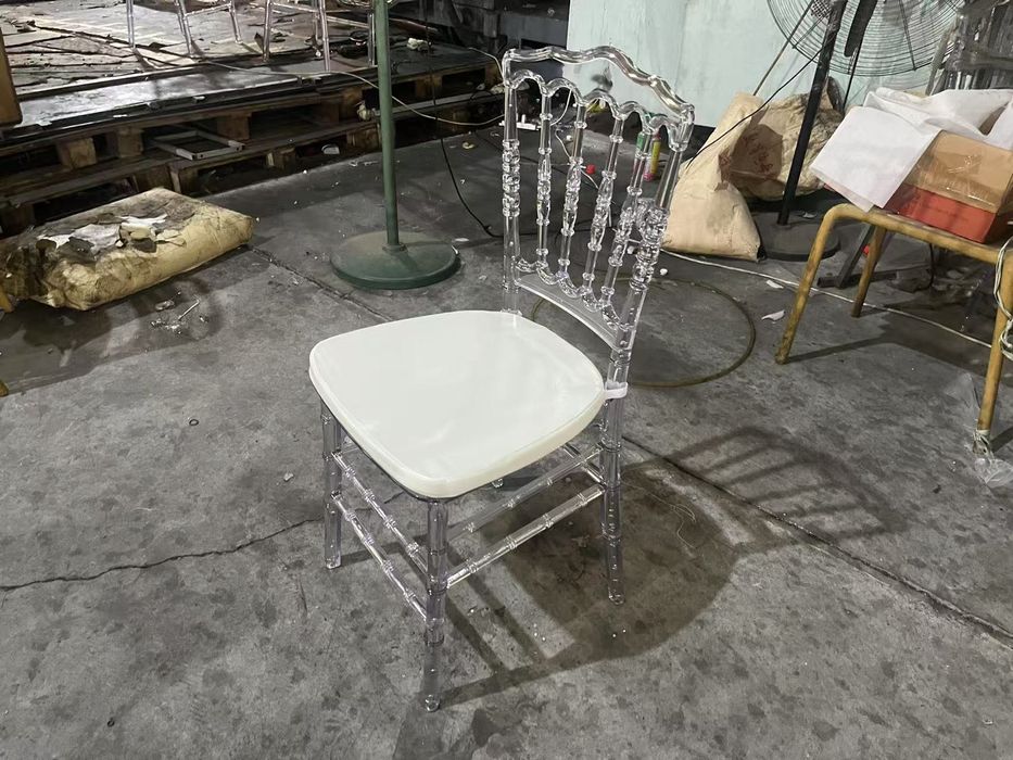 Стуля прозрачный