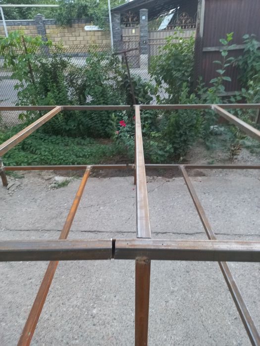 Продам металлический стол.