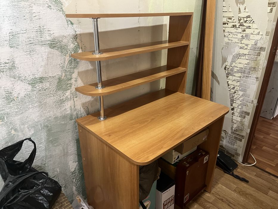 Продам стол с полками!
