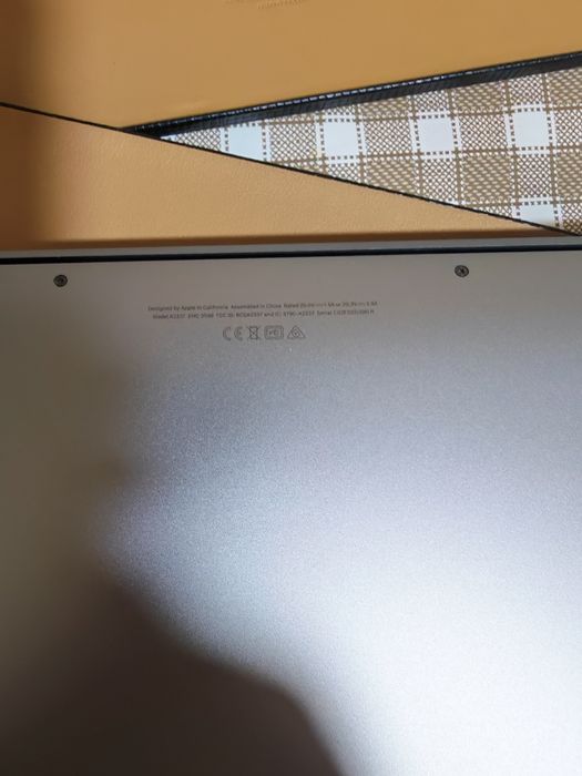 MacBook Air M1 cu 16Gb RAM și 1Tb stocare