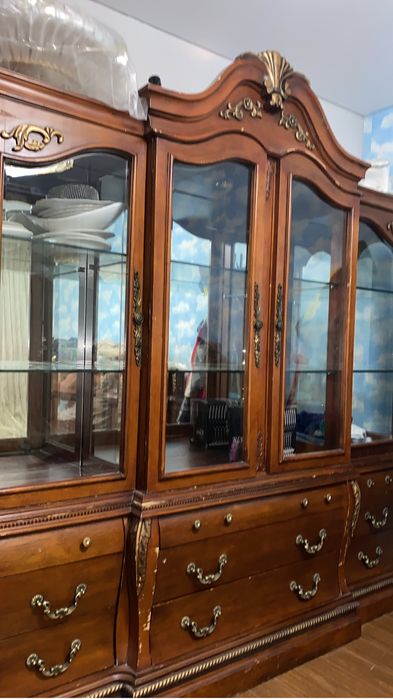 Продам сервант б/у в хорошем состояний чистое дерево, самовывоз