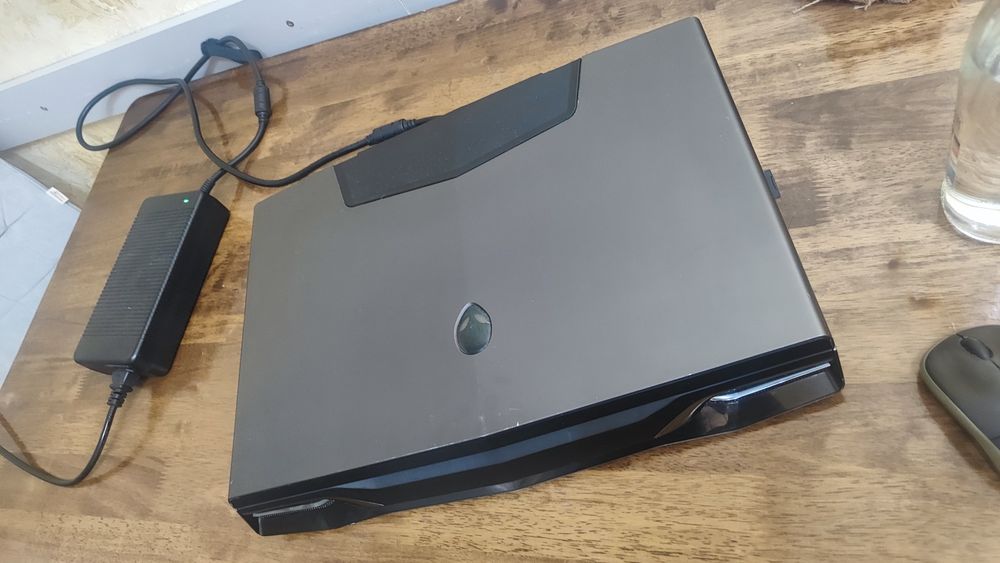 Монстер Бук Alienwear m18x