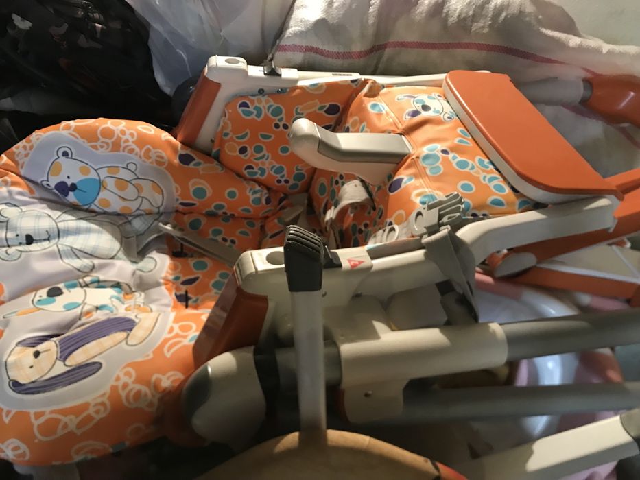 Vand scaun pentru copii de si un rotobil folosit foarte putin