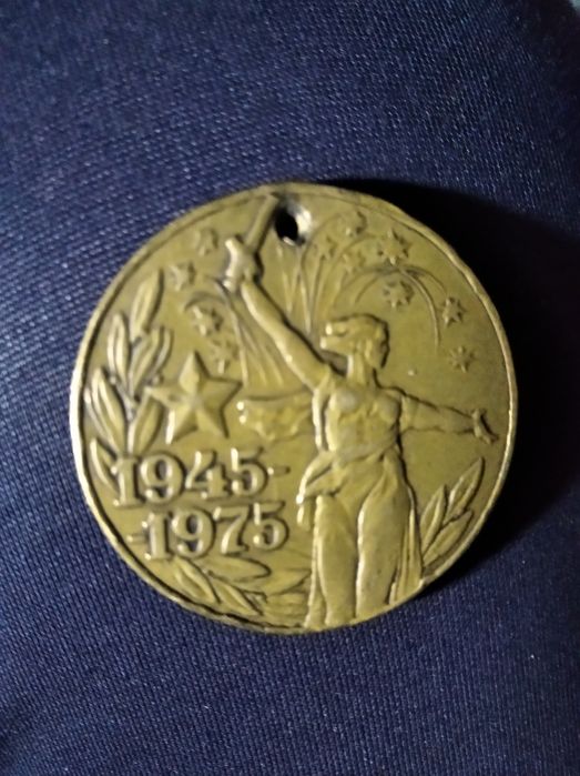 Медальон продаётся