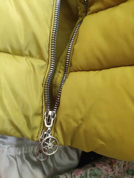 Разкошно топло яке в цвят горчица с качулка и  яка от лисица