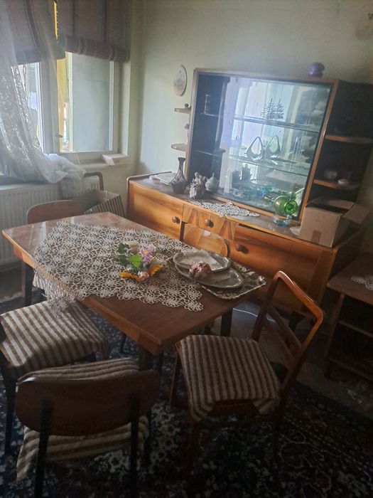 Vind mobilier  ,canapea,fotoliu,masa cu scaune,șifoniere,covoare ,