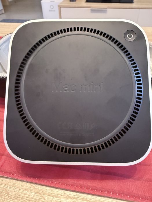 Vând Mac Mini M4 în stare impecabilă + Accesorii