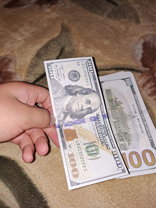 Продам по штучно сувенирные доллары (не настоящие)