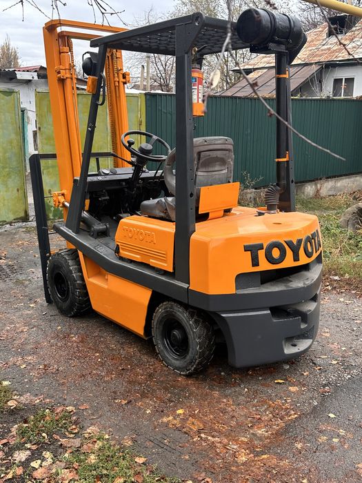 Вилочный погрузчик toyota