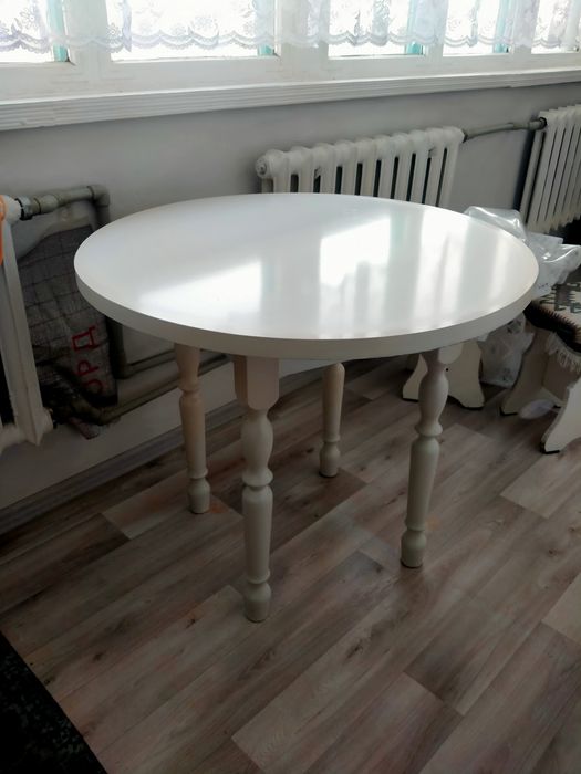 Стол круглый белый