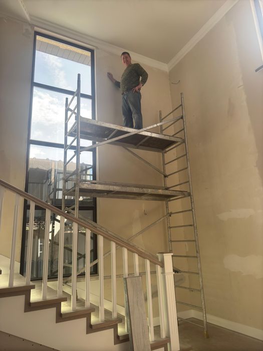 На лестничный марш леса легкий