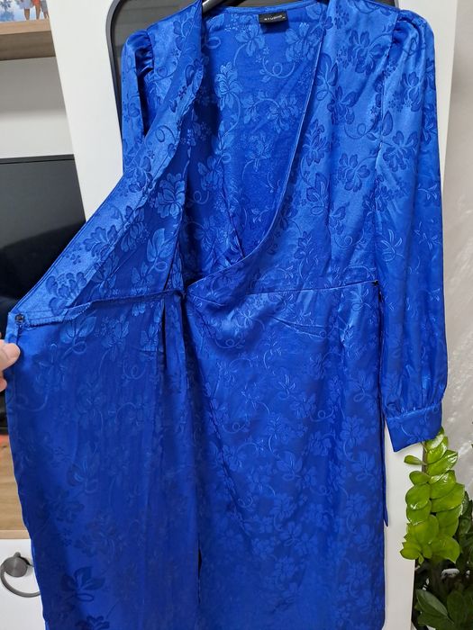 Синя сатенена рокля