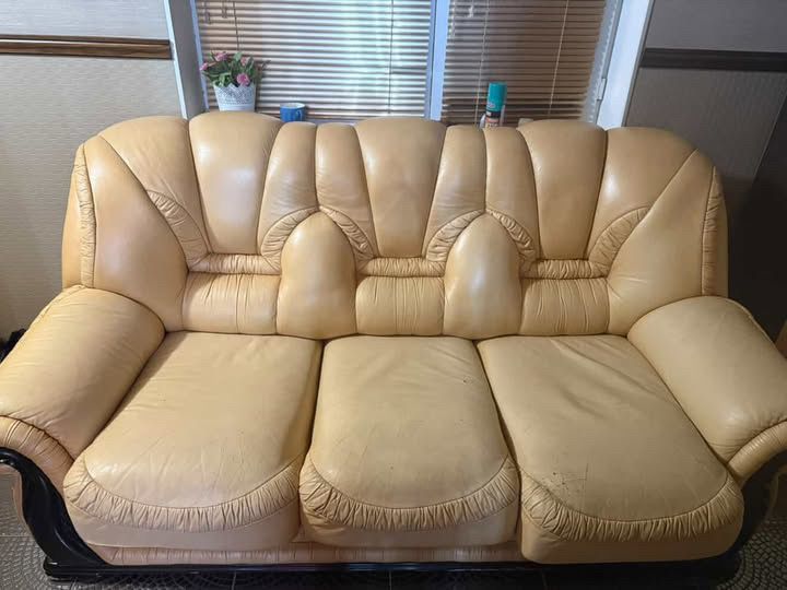 Кожаный диван и 2 кресла