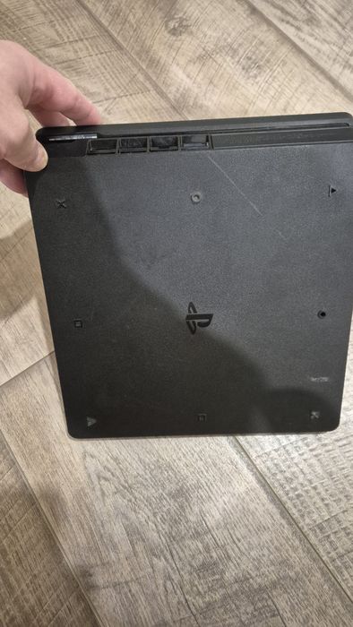 Продам игровую приставку Sony PS 4