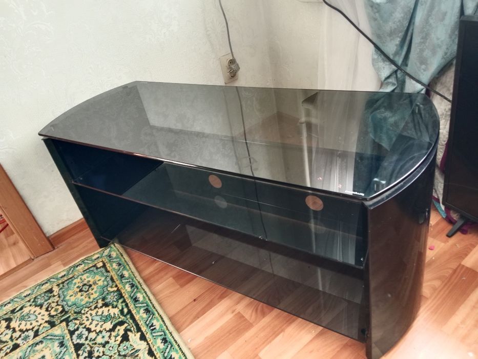 Стеллаж для телевизора стекляный