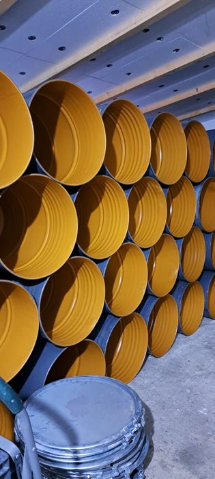 Butoaie de plastic si de tabla