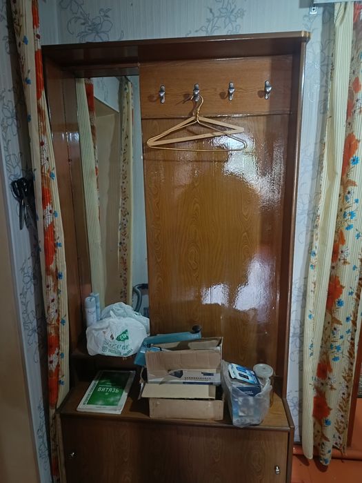 Продаётся стенка и прихожая