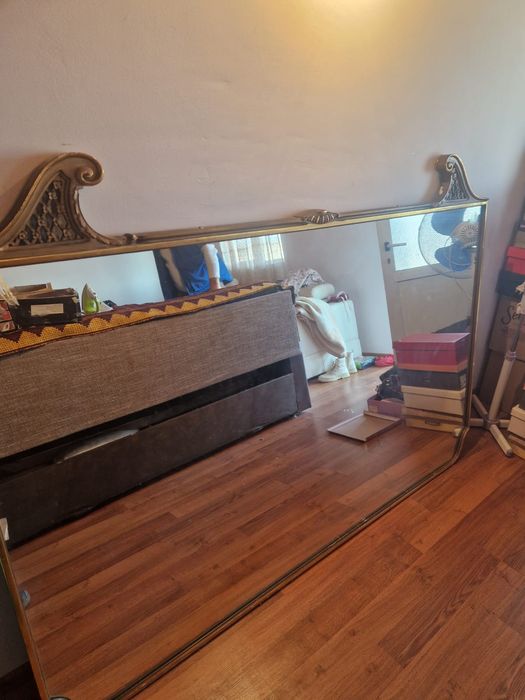 Vând oglinda cu ornamente