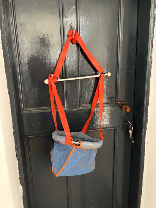 leagan bebelus  balansoar agatat in tocul usii vechi Germania de Vest