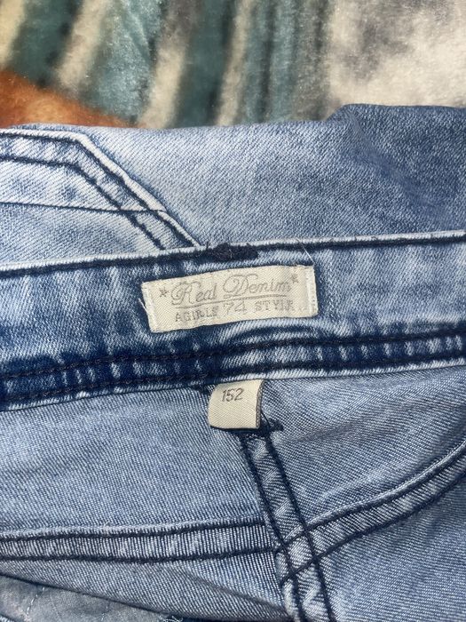 Blugi din Denim albastru gheata.  .