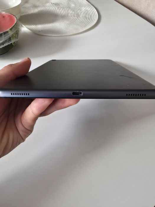 Продам планшет Samsung tab A10.1 LTE